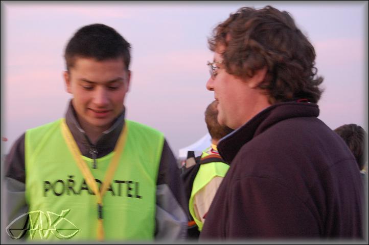 v pořadatelských vestách potkáváme známé tváře