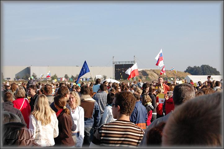 na obrazovkách sledujeme, jak Benedikt XVI. vystupuje z letadla