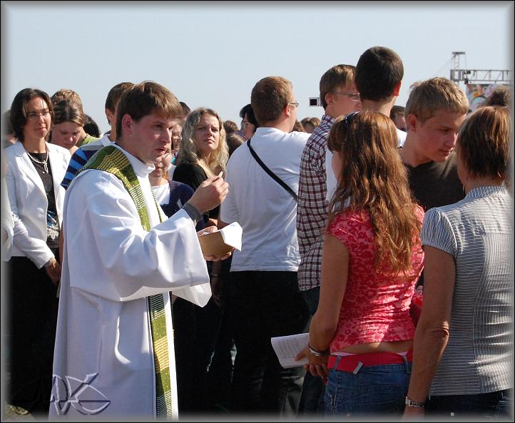 P. Blažej Hejtmánek podává svaté přijímání