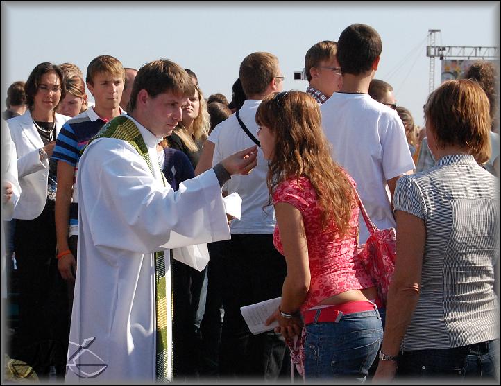 P. Blažej Hejtmánek podává svaté přijímání