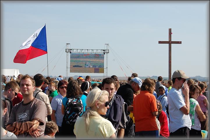 na obrazovce papamobil vedle lánu obilí