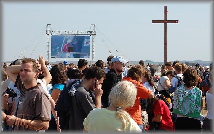 Benedikt XVI. nastupuje do letadla