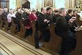 první tři lavice jsou vyhraženy bratřím z celého světa