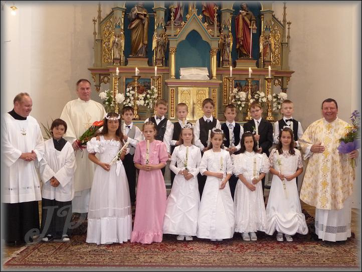 společné foto s P. Pavlem Kopeckým, jáhnem Františkem Bačovským a ministranty