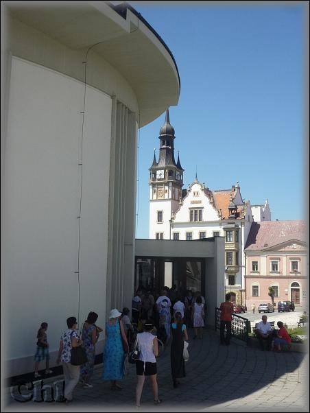 vchod do chrámu, který tvoří šroubovice