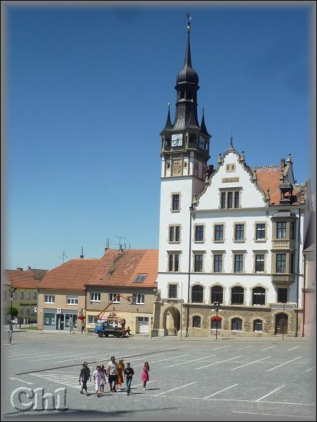 skupinky přicházejí přes náměstí