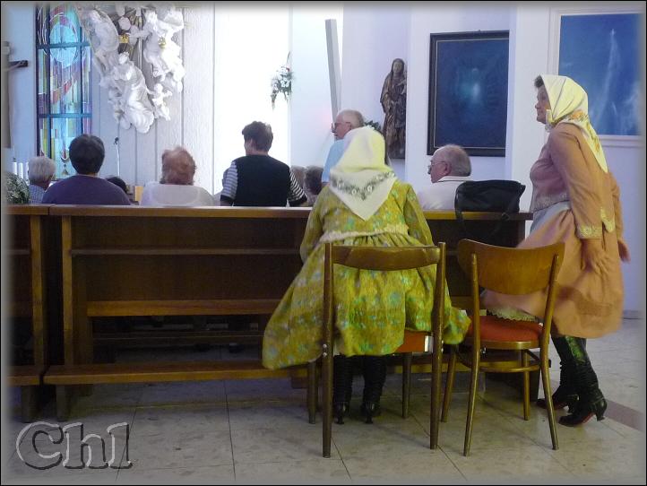 místo zaujímají ženy v místním kroji