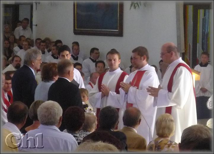 rodiče primicianta přinášejí obětní dary