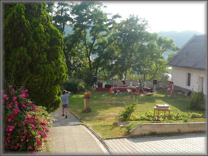 Poslední zkouška divadelního souboru.