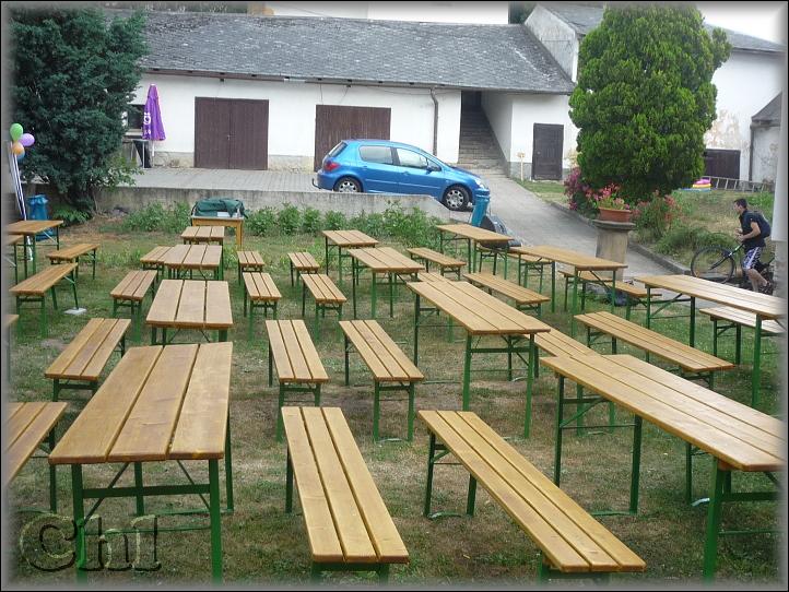 Sobota dopoledne – lavice čekají na účastníky.