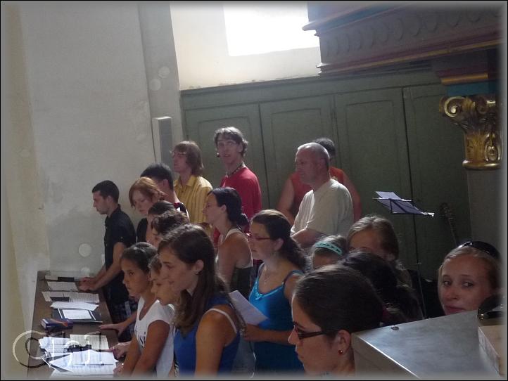 Zazpívala schola.