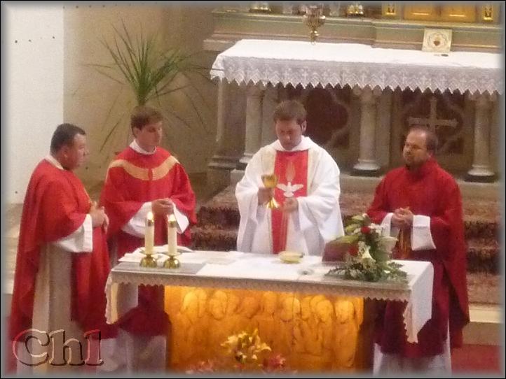 U oltáře se sešli čtyři kněží spjatí s letovskou farností.