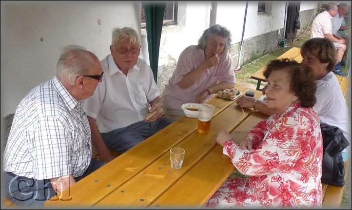 Lavice a stoly byly plně obsazeny.