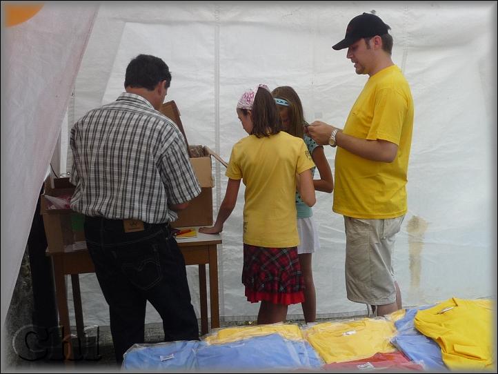 Každý si mohl zakoupit tričko i čepici s logem farnosti.