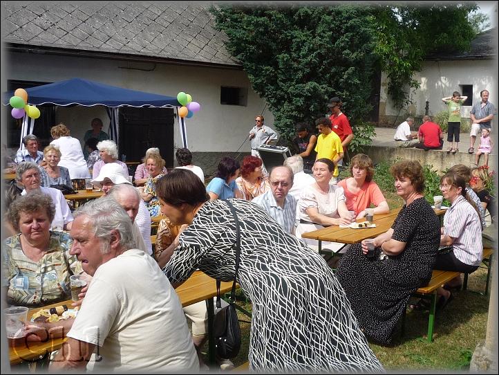 Kdo nesleduje herce, baví se se spolustolovníky.