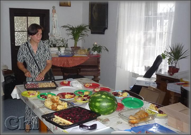 Zázemí na faře – chystání dobrot.