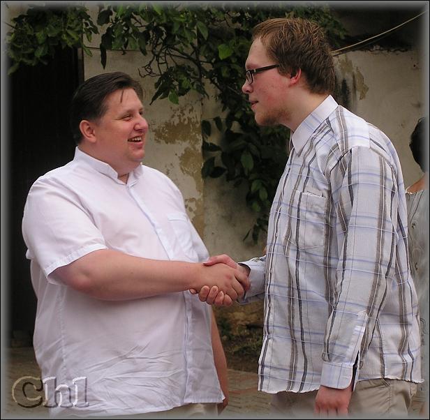 Otec Robert Prodělal se zdraví s místními.