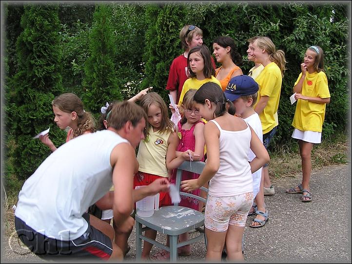 Mládež nachystala pro děti soutěž.