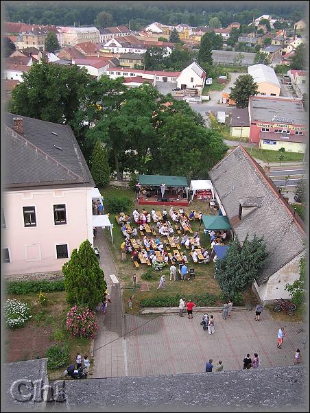 Pohled ze zvonice na farní dvůr.