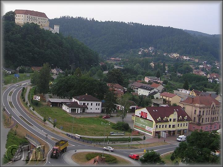 Pohled ze zvonice směrem k zámku.