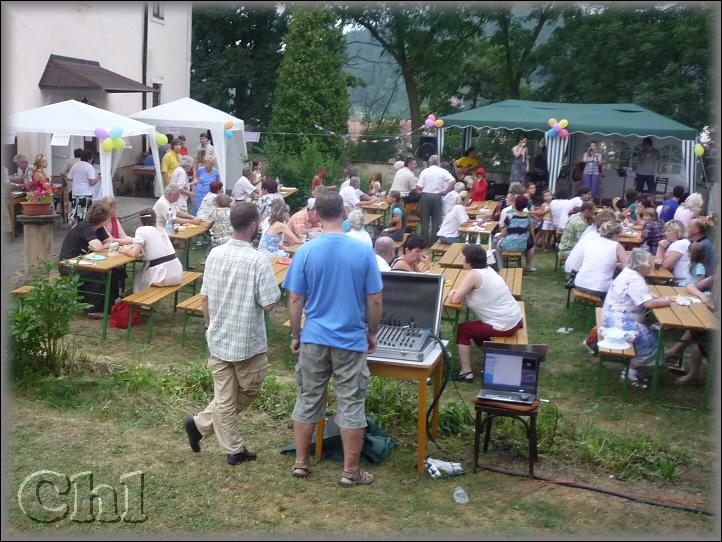 Vystoupila hudební skupina „Horkou jehlou“.