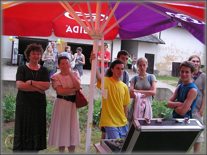 Pod slunečníkem.