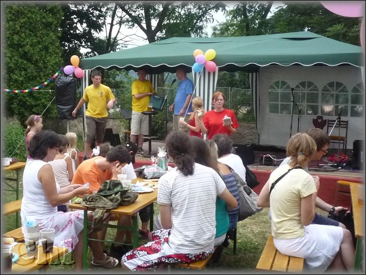 Losování tomboly.