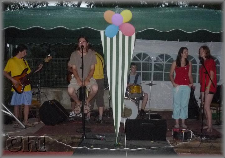 Zábava ve skautské klubovně.