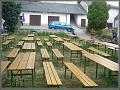Sobota dopoledne – lavice čekají na účastníky.