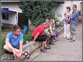 Na zídce.