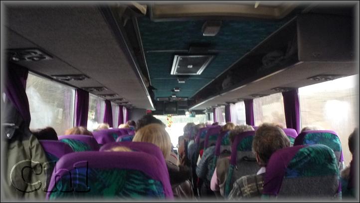pohled ze zadního sedadla autobusu