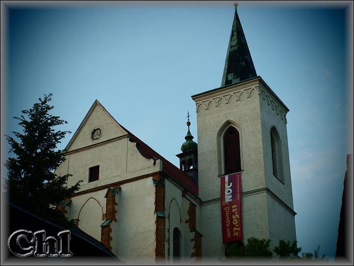 poutač, spuštěný z věže kostela, zval všechny k návštěvě