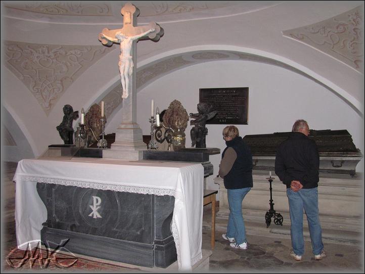 presbytář hrobky, v čelní zdi někde pod úrovní podlahy je zabudován základní kámen kostela