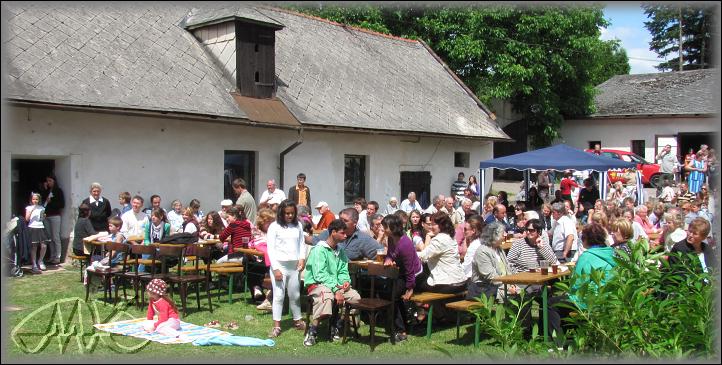 všichni již netrpělivě čekají na slova otce Karla