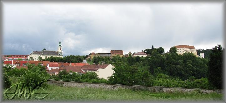pohled na kostel svatého Václava a zámek od farního kostela
