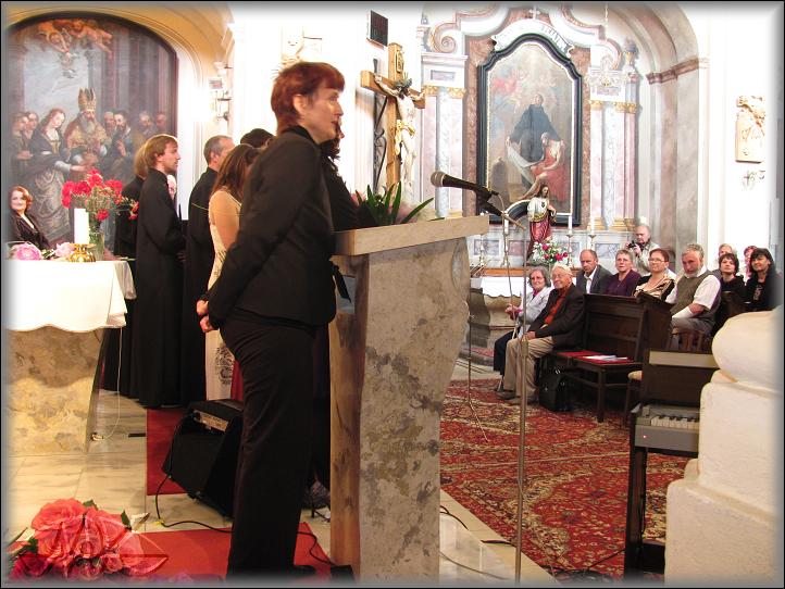 paní doktorka děkuje účinkujícím a slibuje další koncert