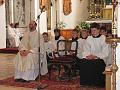 ministrantská svita soustředěně poslouchá