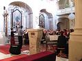 část koncertu se odehrává pod schody do presbytáře