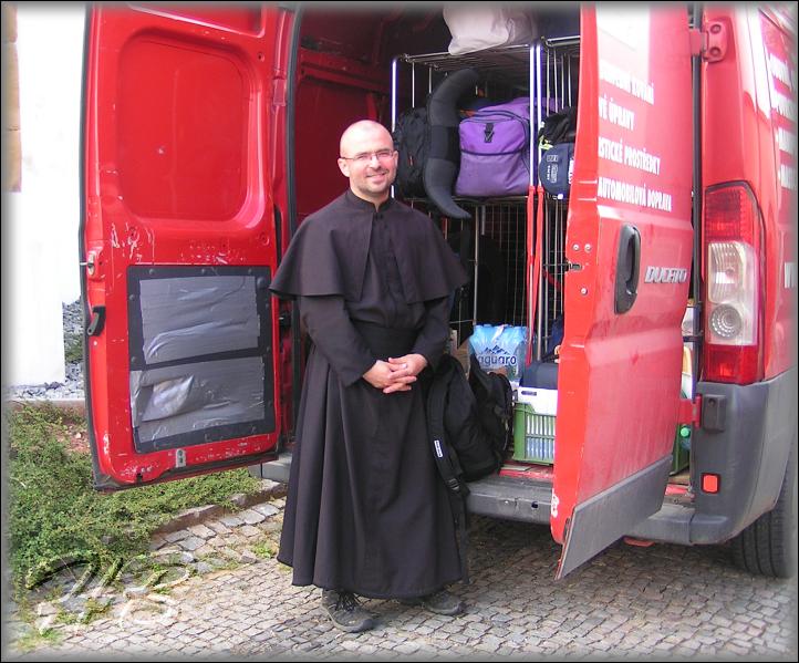 Otec Artur hladě si své bříško po snídani: 
