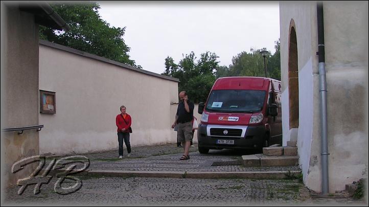 Osiřelý doprovodný tým.