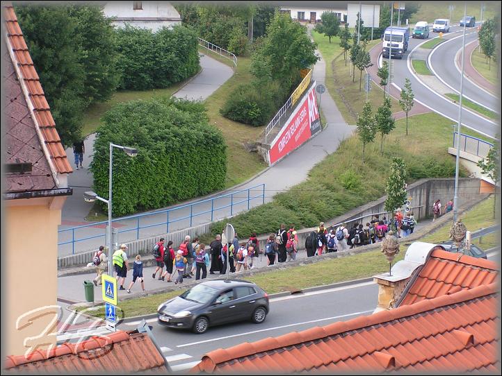 Záběr na celé procesí.