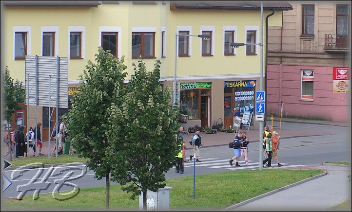 Všimněte si dvou žlutých vest zajišťujících bezpečnost z obou směrů. V kapse mají i vysílačku.