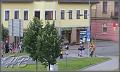 Všimněte si dvou žlutých vest zajišťujících bezpečnost z obou směrů. V kapse mají i vysílačku.