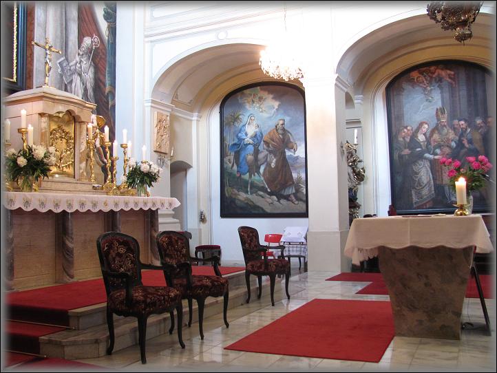  presbytář je připraven na mši svatou