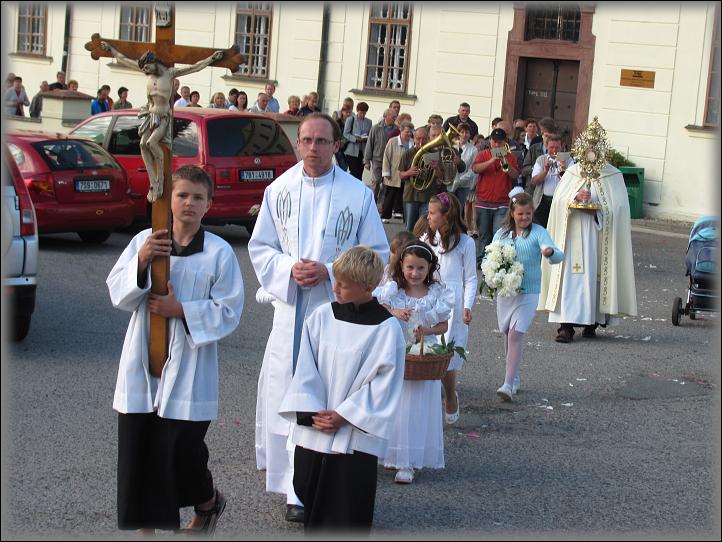  čelo průvodu na náměstí před nemocnicí