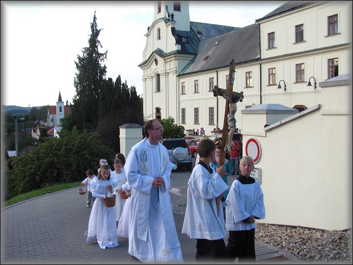  čelo průvodu na náměstí před nemocnicí