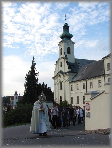  pohled zpět na klášterní kostel