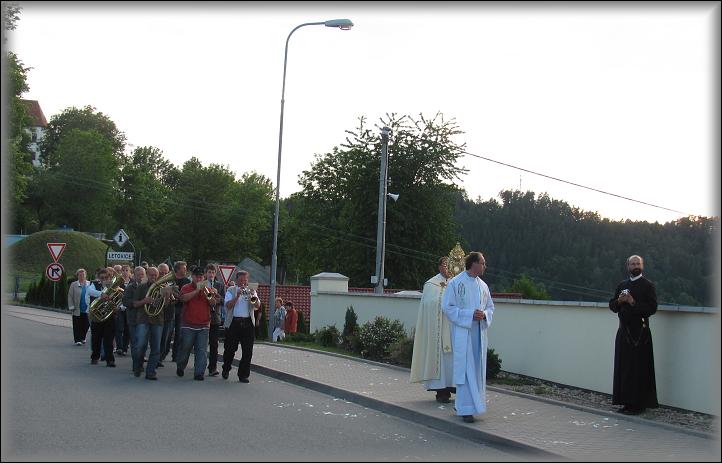 hned za knězem s monstrancí jdou hudebníci