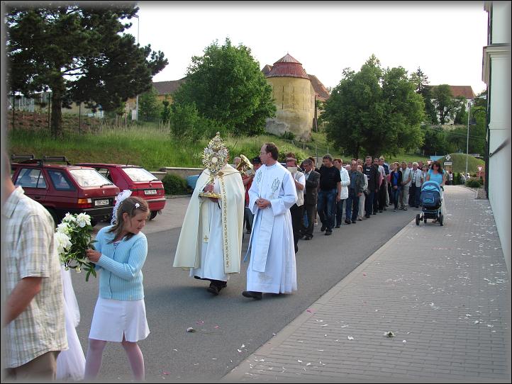  průvod jde kolem nemocniční zdi