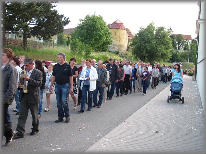  průvod jde kolem nemocniční zdi